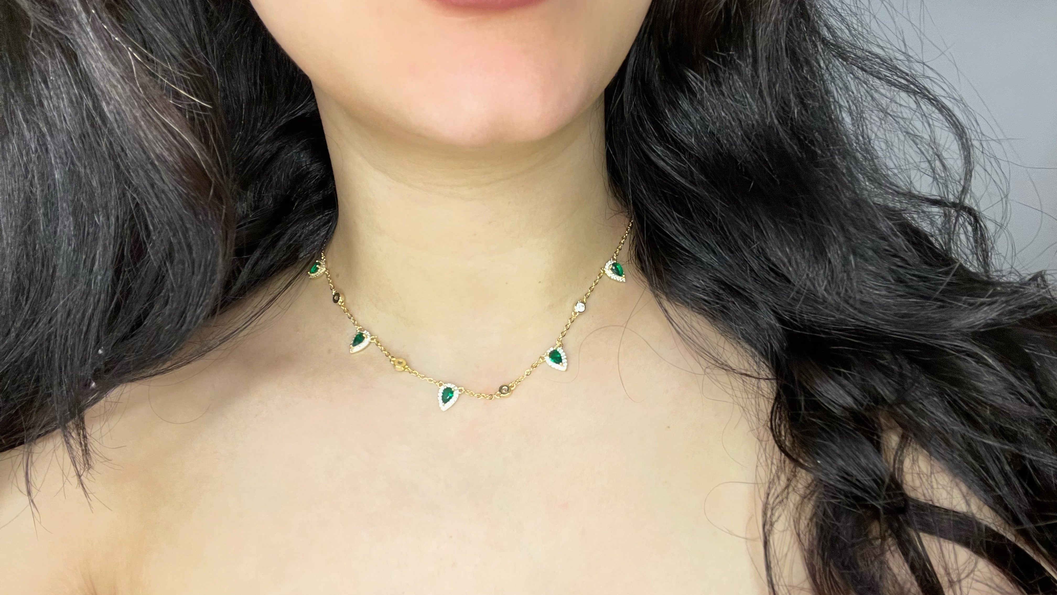 GOLD NECKLACE WITH MULTI GREEN DIAMODS