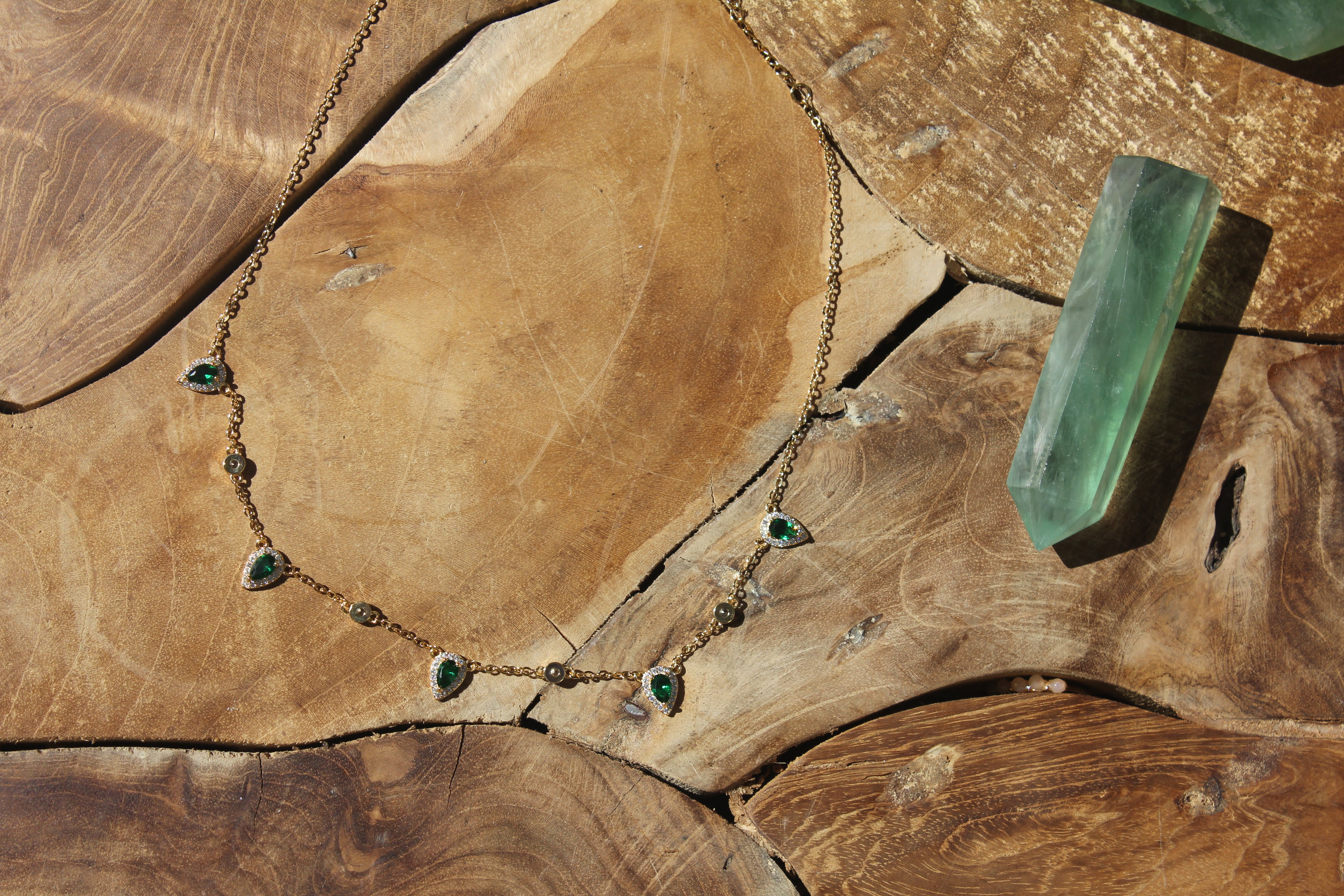 GOLD NECKLACE WITH MULTI GREEN DIAMODS