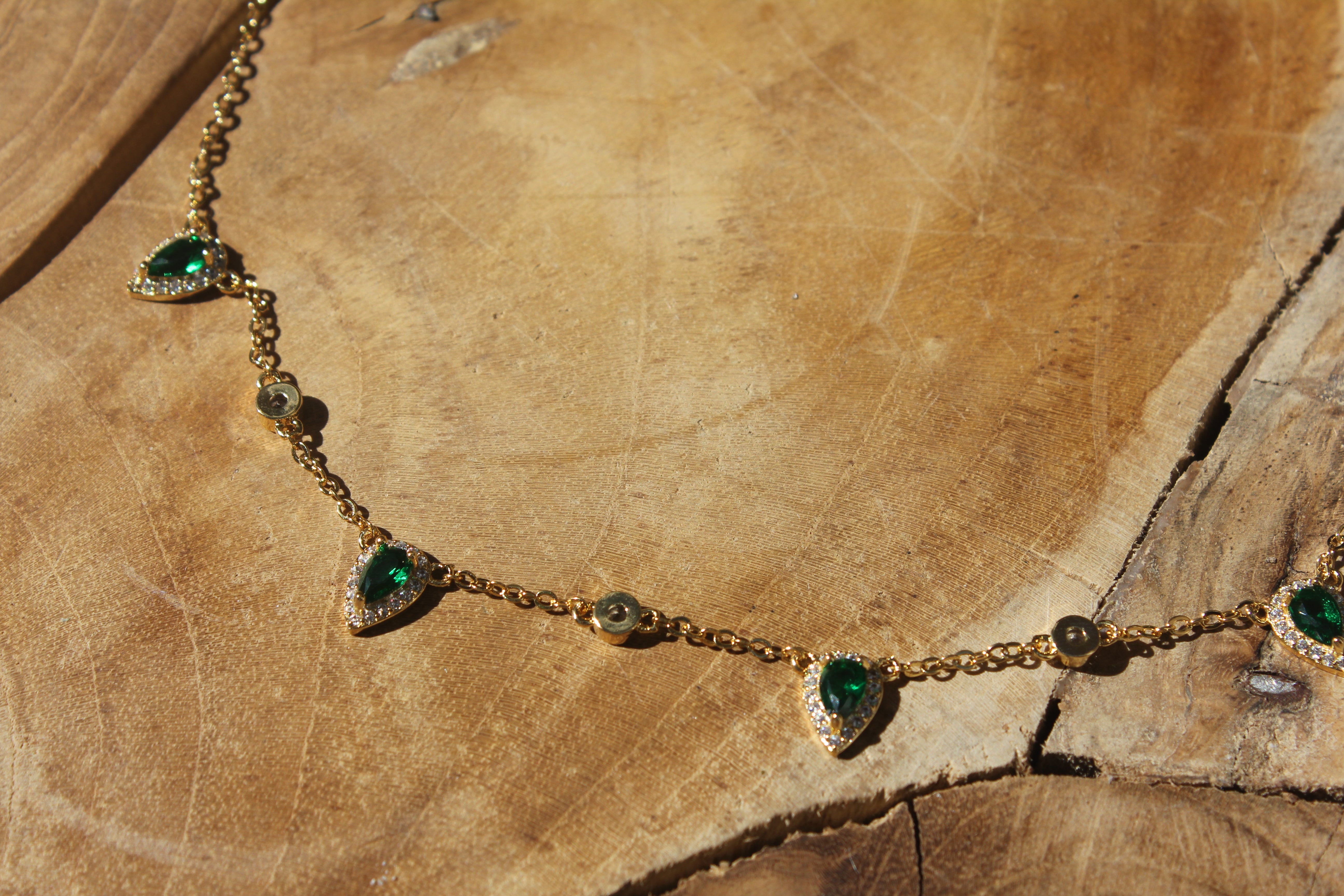 GOLD NECKLACE WITH MULTI GREEN DIAMODS