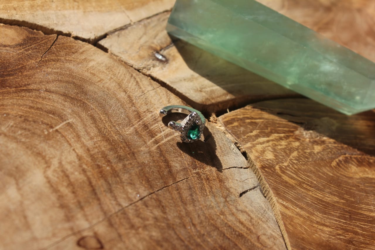 SILVER EARRINGS WITH GREEN STONE