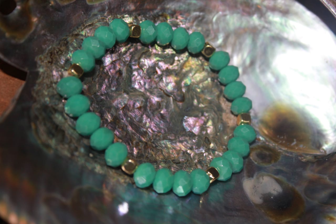 GREEN PEARLS BRACELET WITH GOLD SQUARES