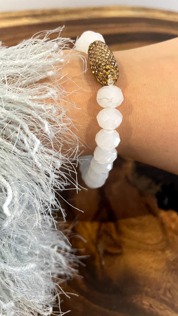 WHITE PEARLS BRACELET WITH GOLD PIECE