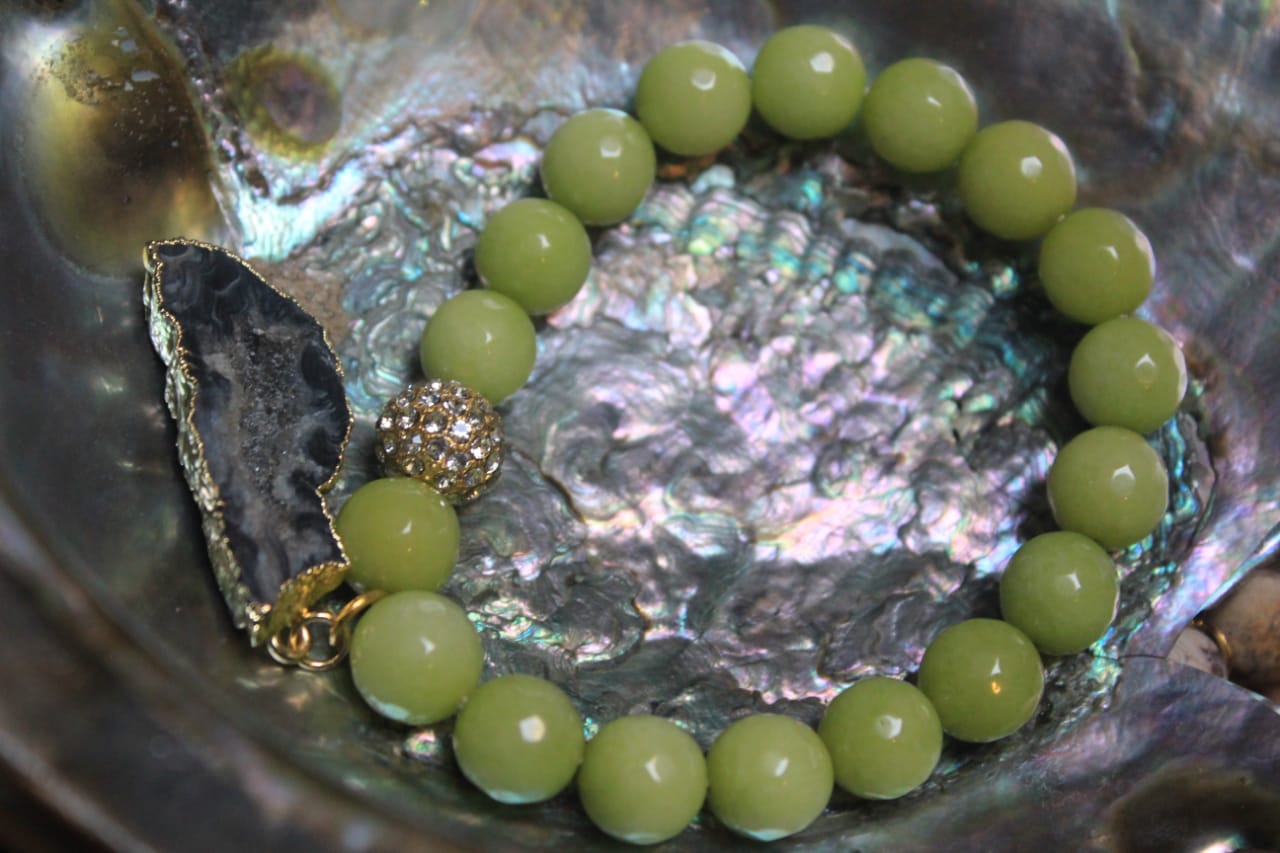 GREEN PEARLS BRACELET WITH DROP STONE