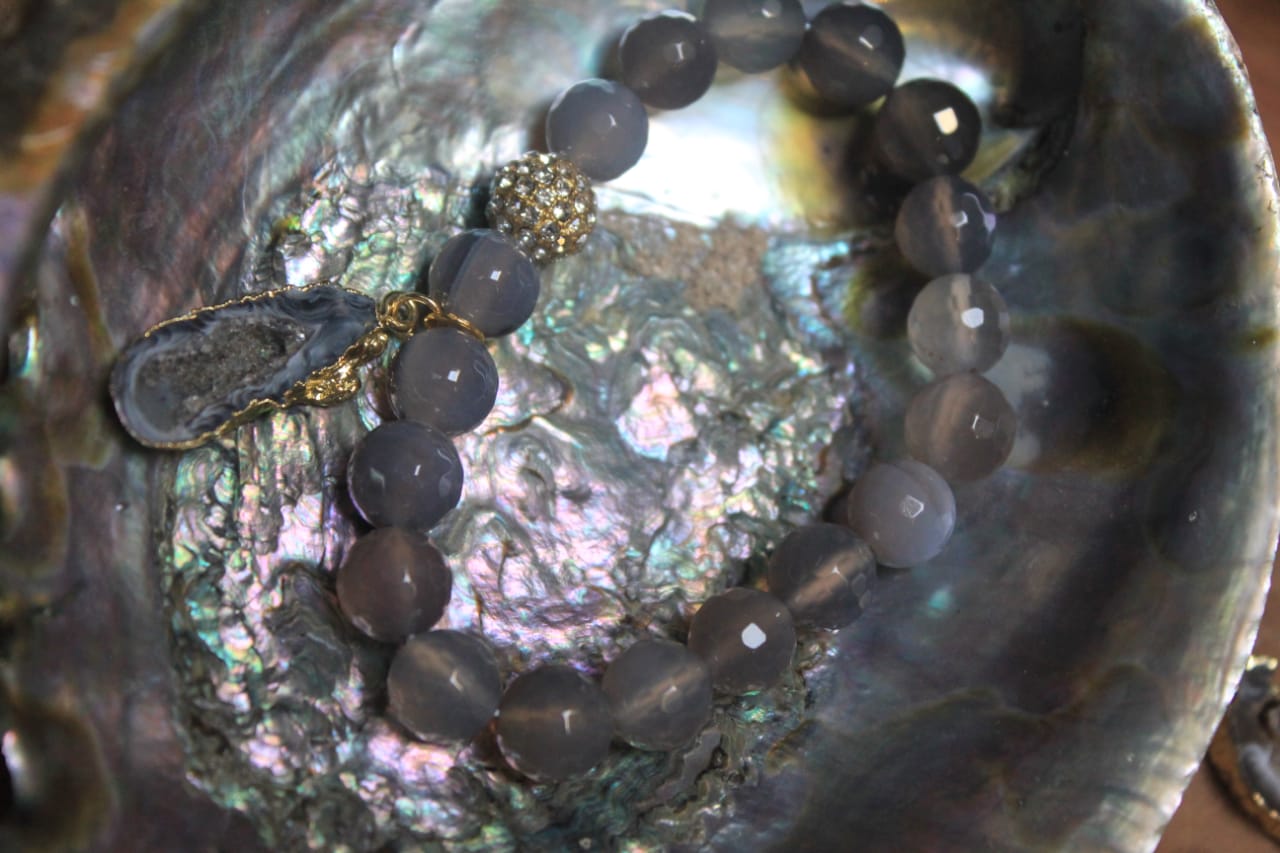 GRAY PEARLS BRACELET WITH DROP STONE