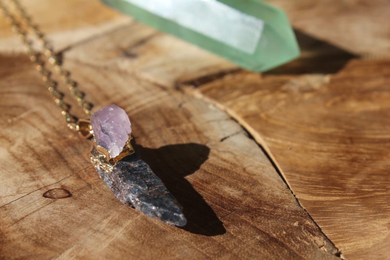 GOLD NECKLACE WITH DANGLING BLACK & ROSE STONES