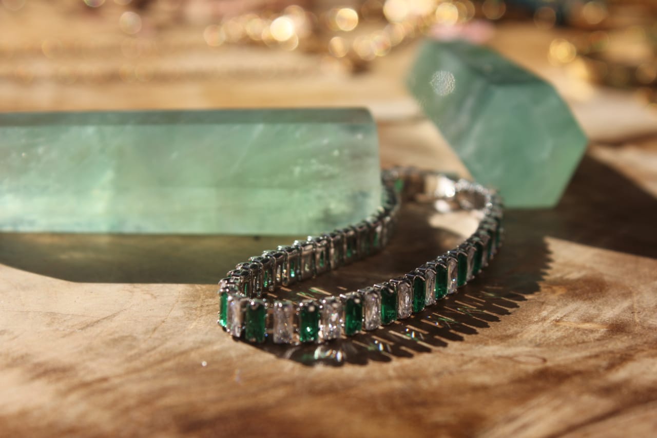 MULTIPLE GREEN & WHITE DIAMONDS BRACELET