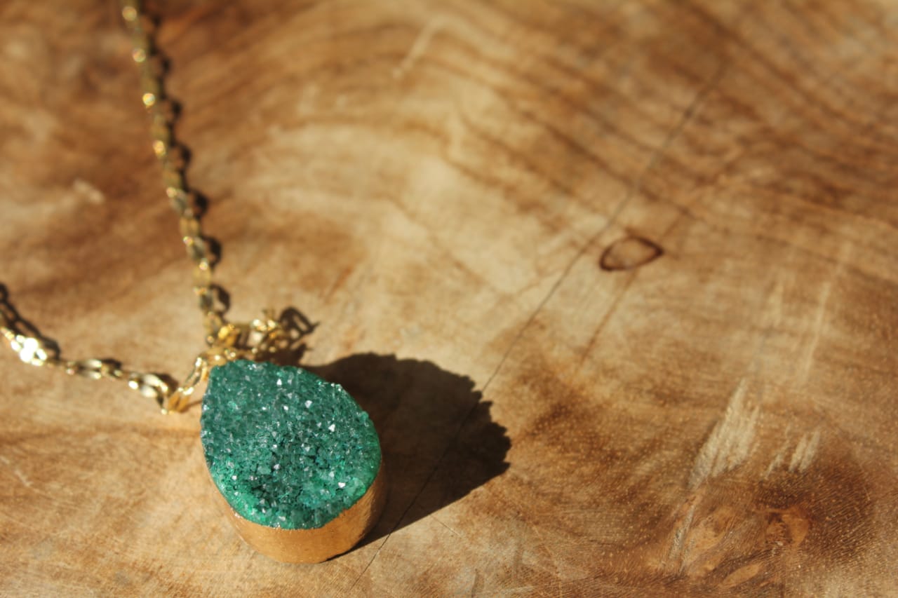 GREEN STONE GOLD NECKLACE