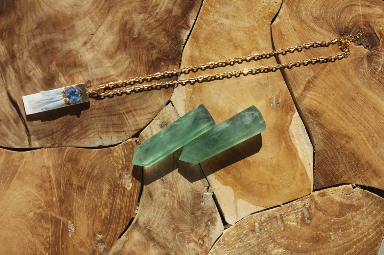 GOLD NECKLACE WITH RECTANGULAR WHITE STONE