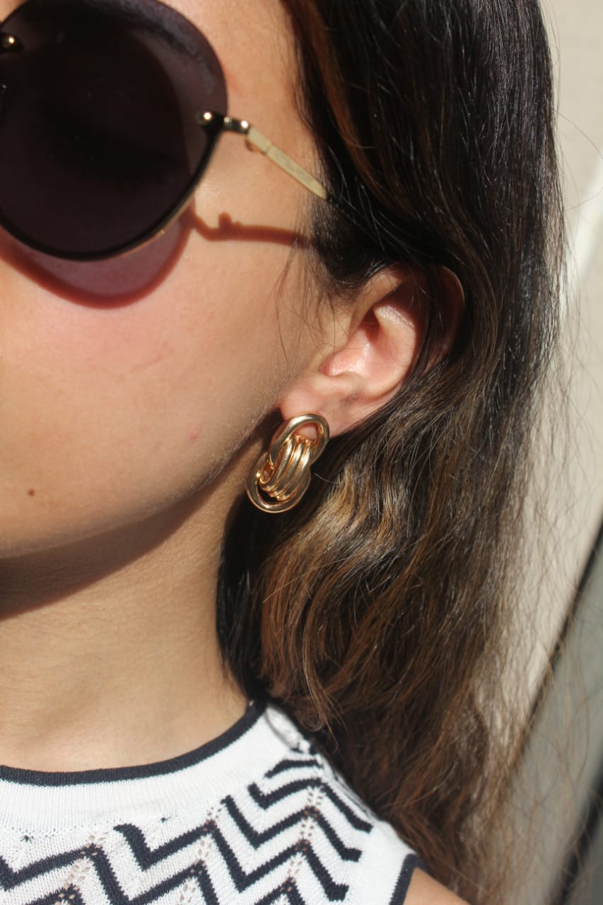 GOLD TONE KNOT STUD EARRING