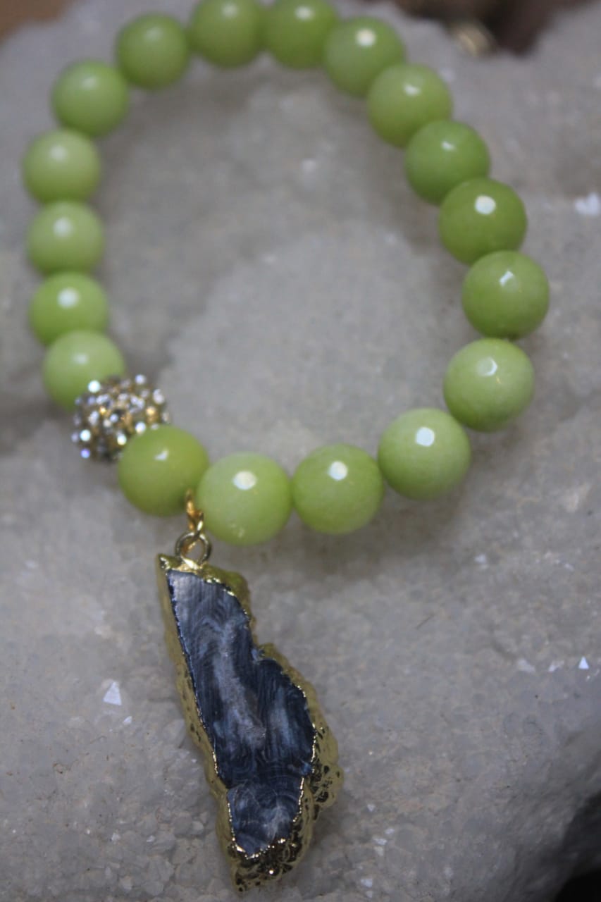 GREEN PEARLS BRACELET WITH DROP STONE