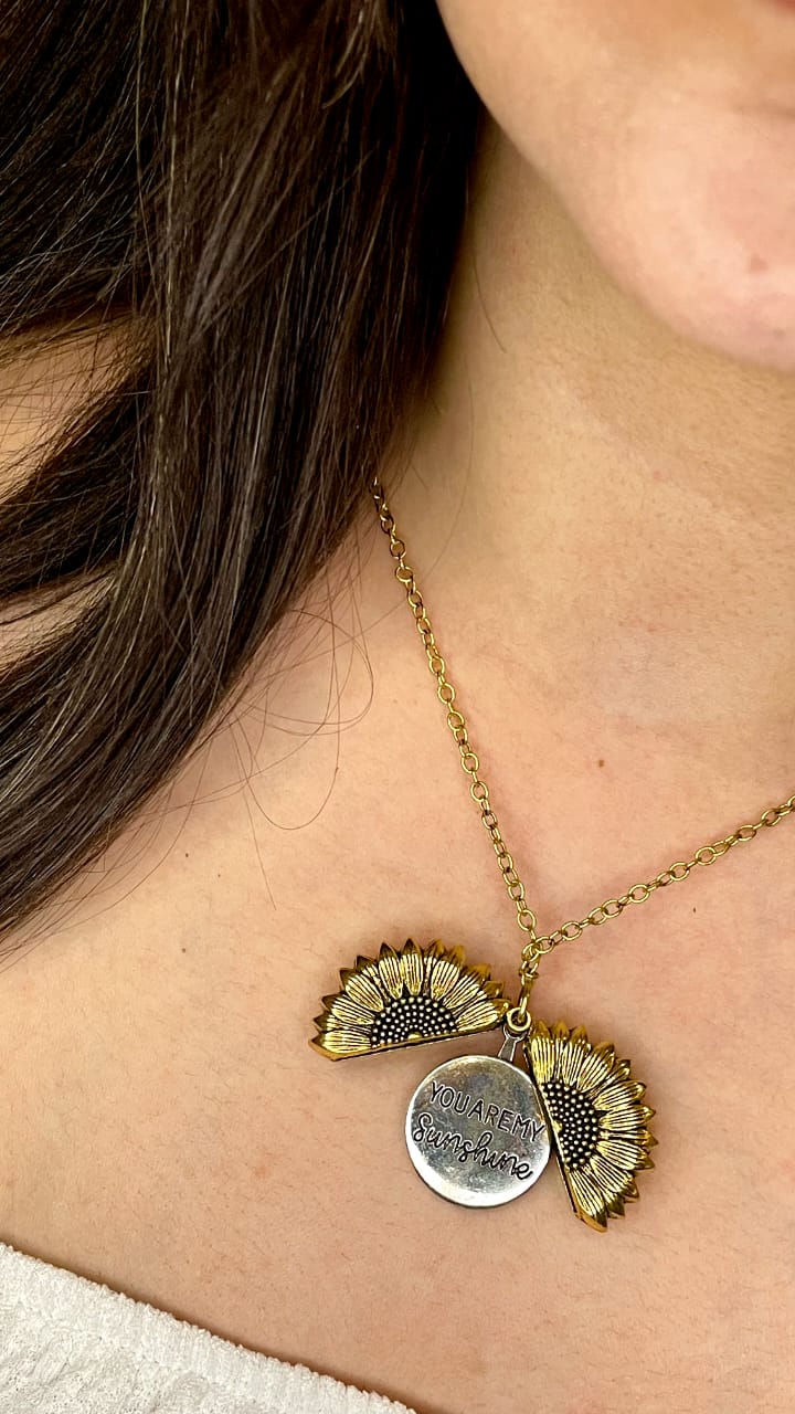 GOLD NECKLACE WITH DIVIDED GOLDEN FLOWER